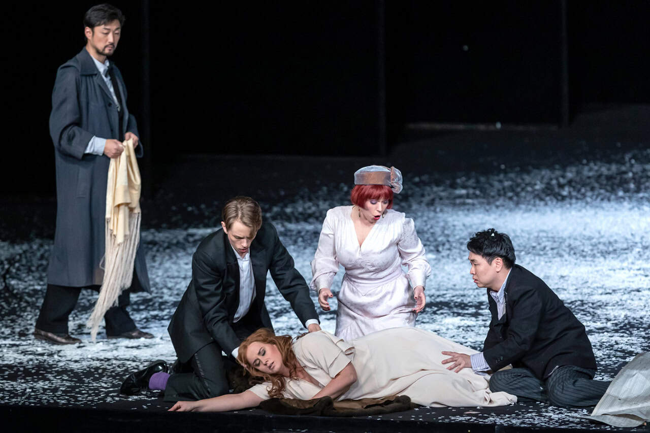 Scenebilde fra La Bohème på Oper Leipzig