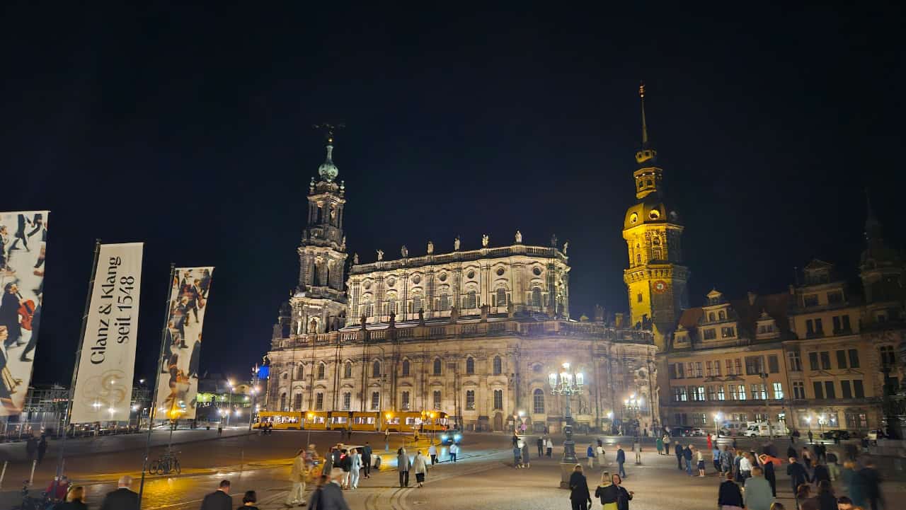 Utsikt fra Semperoper mot den Katolske domkirken, Dresden
