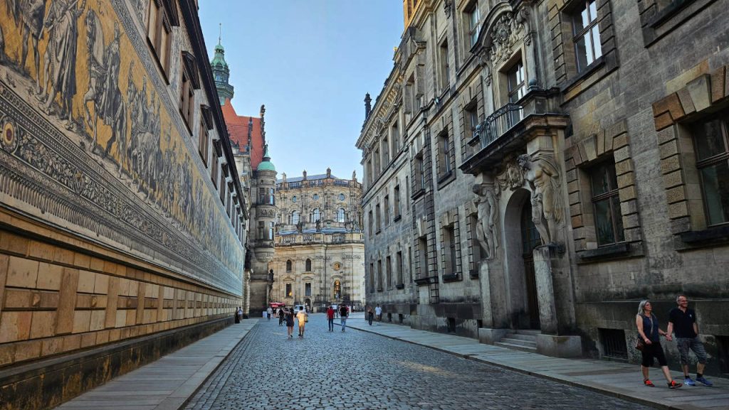veien fra Neumarkt til Semperoper via Katolske domkirken, Dresden