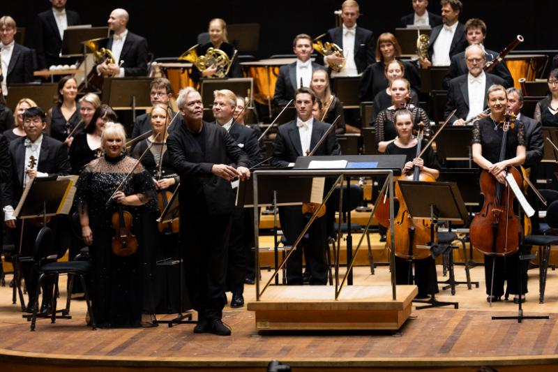 Dirigent Hannu Lintu med Sinfonia Lahti