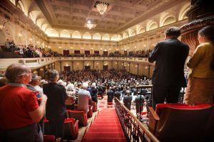 Dirigentens trapp til podiet i Concertgebouw.