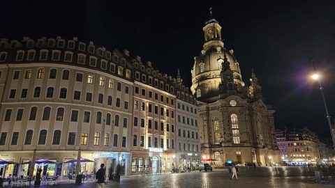 dresden-operatur-neumarkt Neumarkt med Frauenkirche, hotell Townhouse til venstre