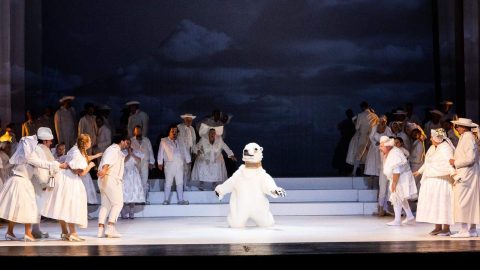 operatur-bartered-bride Scenebilde fra Den solgte bruden av Bedřich Smetana, Nasjonalteateret, Praha.