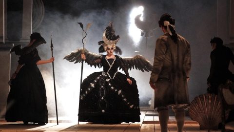 operatur-praha-tryllefløyten Scenebilde fra Tryllefløyten, Praha gamle nasjonalteater.